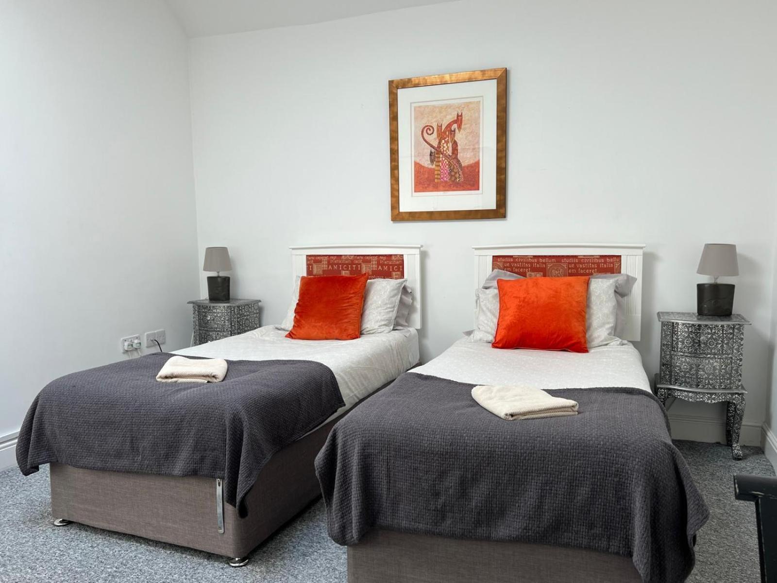 Premium Apartments Thatcham Broadway מראה חיצוני תמונה